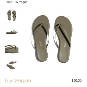 NWOT Tkees vegan leather flip flops